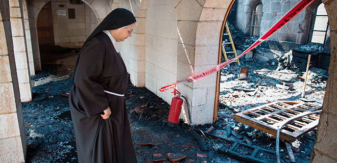 Nonne in zerstörtem Kloster 