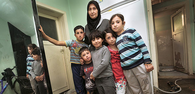 Edibe Diab in ihrer Wohnung mit ihren fünf Kindern