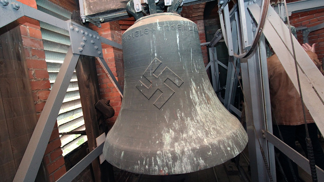 Hakenkreuz-Glocke in der Kirche in Schweringen, Niedersachsen.