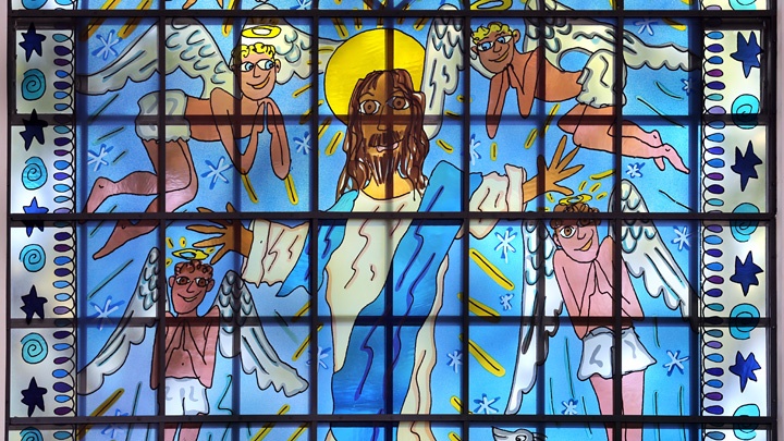 Ausschnitt eines Kirchenfensters, das vom New Yorker Pop-Art-Star James Rizzi entworfen wurde.