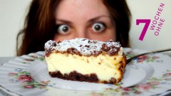 Frau macht große Augen vor einem Stück Torte