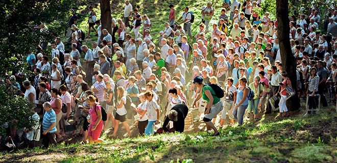 Eine Pilgergruppe läuft auf dem St. Annaberg im Bezirk Oppeln
