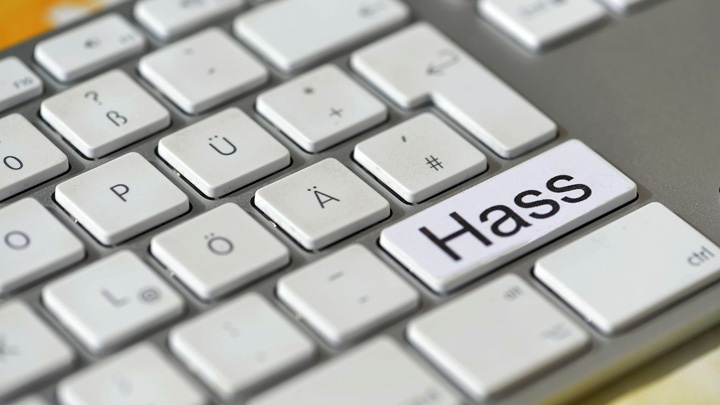 Computertastatur mit dem Wort "Hass" auf einer Taste.