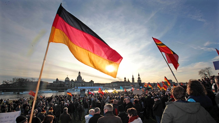 Anhänger der fremdenfeindlichen "Pegdia"-Bewegung demonstrieren am Elbufer in Dresden gegen die Flüchtlingspolitik der Bundesregierung.