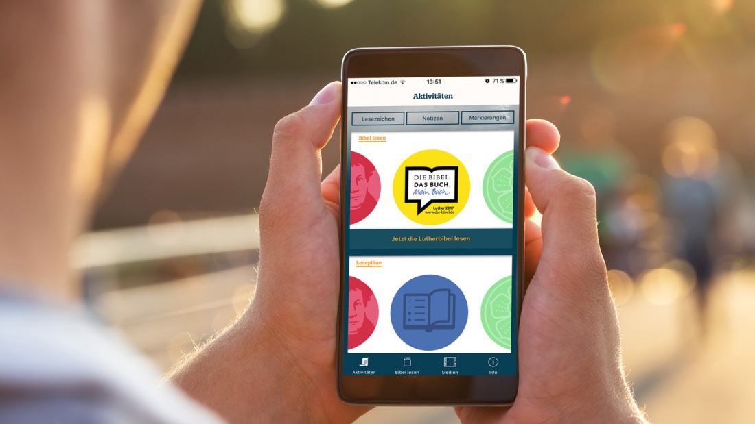 Die Lutherbibel 2017 hat als App für Smartphones und Tablets inzwischen 211.000 kostenlose Downloads.