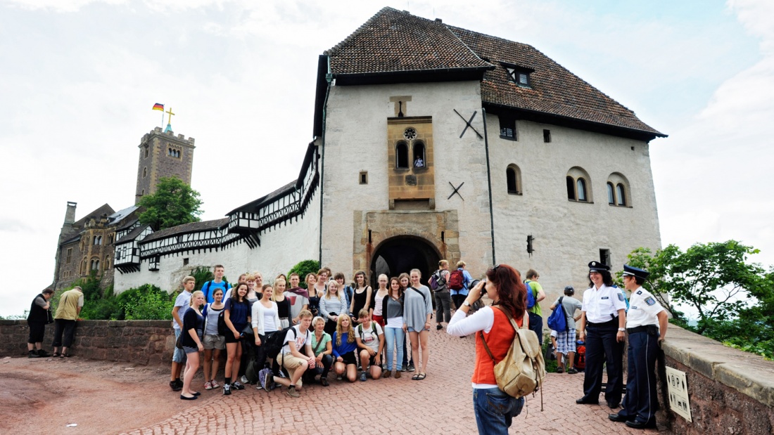 Touristengruppe vor der Wartburg in Eisenach.