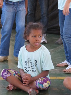 Ein Mädchen nimmt am Angebot der lokalen Kindernothilfe-Partnerorganisation SERPAF teil. Hier werden Kinder gestärkt und finden einen geschützten Raum für Spiel und Austausch vor.