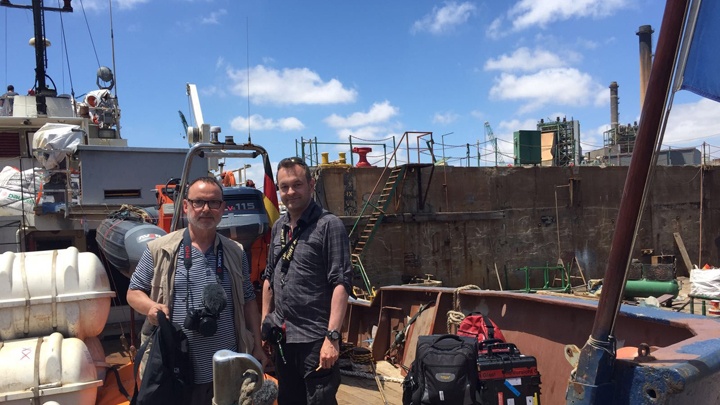 Vor der Küste Libyens will die Crew der Sea-Watch 2 Menschen retten. Andreas Kuno Richter und Christian Büttner filmen die Rettungsaktion für eine TV-Dokumentation im Auftrag von EKD und RTL.