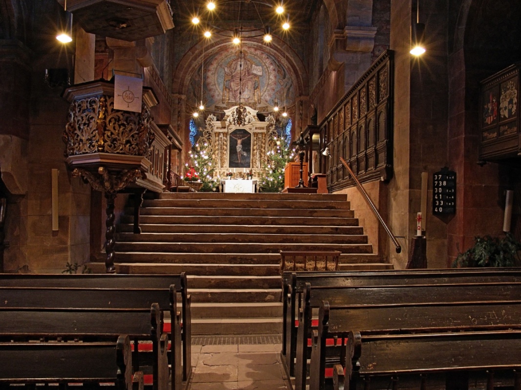 Stiftskirche: Altar mit Weihnachtsbäumen (2006)
