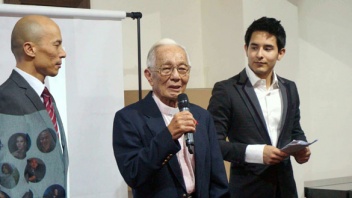Reverend Kim Hao Yap (Mitte) bei der Verleihung der Pink Asia Awards.