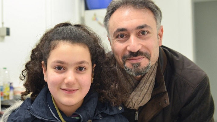 Die 13-jährige Fatima Shawkat mit ihrem Vater Sindibad Ahmad Shawkat in einer Fluechtlingsunterkunft in Freiburg. 