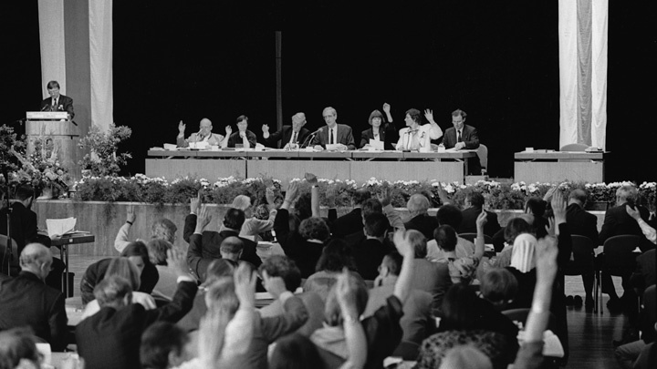 Das neu gewählte gesamtdeutsche Präsidium und Synodale am 30.06.1991 bei der Verabschiedung einer Erklärung zur sozialen Situation in Ostdeutschland.