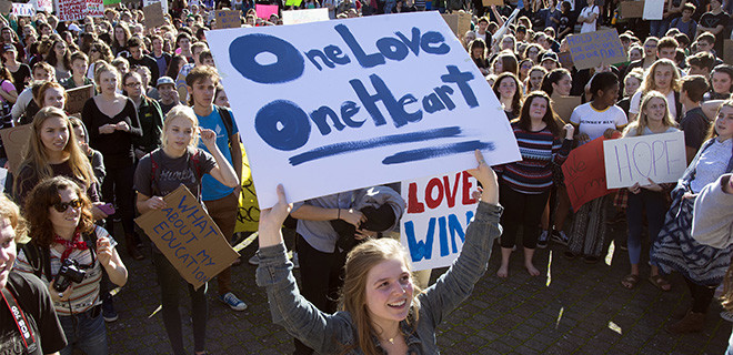 Schüler der South Eugene High School demonstrieren nach der Präsidentschaftswahl am 9. November 2016  für Frieden, Harmonie und Einheit. Aus einer kleinen Gruppe von politisch aktiven Studenten, wurde ein Marsch mit Hunderten 