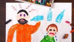 Kinderzeichnung zeigt einen Alkohol trinkenden Mann und ein weinendes Kind.
