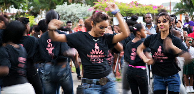 Tanzende Frauen mit "One Billion Rising"-T-Shirts.