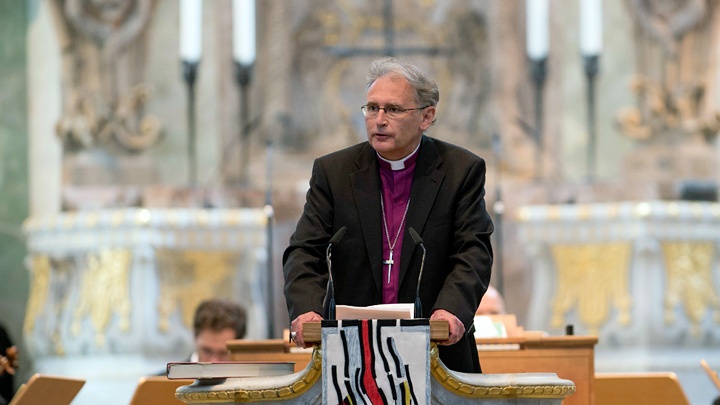 Der sächsische Landesbischof Carsten Rentzing hält die Predigt beim Festgottesdienst zum zehnjährigen Bestehen der Dresdner Frauenkirche nach ihrem Wiederaufbau.