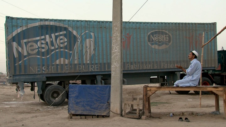 Szene aus dem Dokumentarfilm "Bottled Life": Ein LKW-Fahrer beim Gebet.