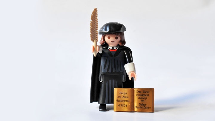 Eine 7,5 Zentimeter kleine Martin Luther-Spielfigur von Playmobil.