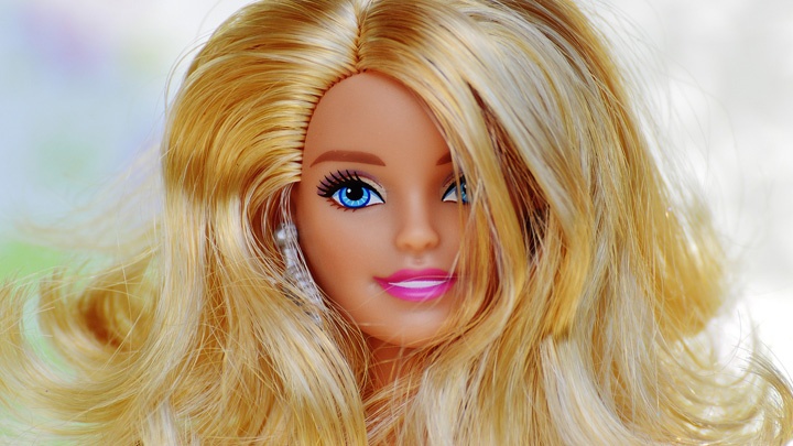 Lächelnde Barbiepuppe mit langen blonden Haaren.