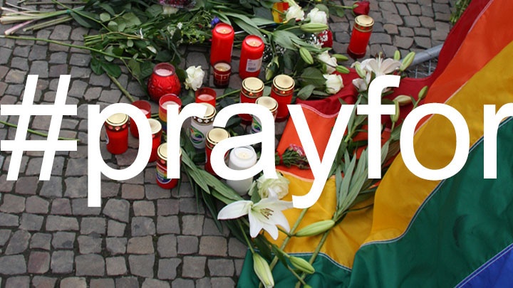 Blumen und Kerzen zum Gedenken an die Opfer des Massakers in einem Club für Homosexuelle in Orlando - Berlin, Pariser Platz vor der Amerikanischen Botschaft, 13. Juni 2016. Darüber montiert der Hashtag #prayfor.