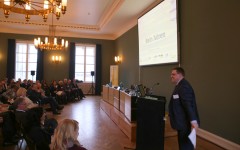 Gep Direktor Jörg Böllmann begrüßt die Gäste im Literaturhaus Frankfurt