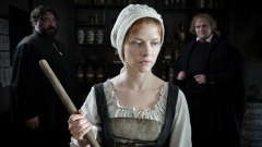 Katharina und Luther begegnen sich in der Apotheke der Cranachs im Fernsehfilm "Katharina Luther".