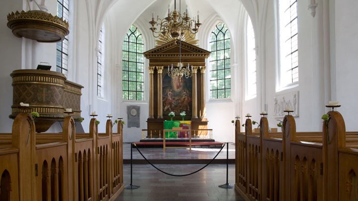 Blick von der Mitte in den Altarraum der Sankt Petri Kirche