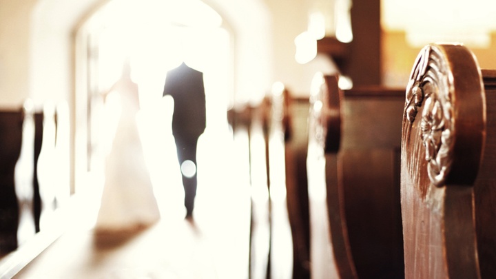 Je jünger die Brautleute, desto höher ist die Wahrscheinlichkeit einer kirchlichen Trauung. 