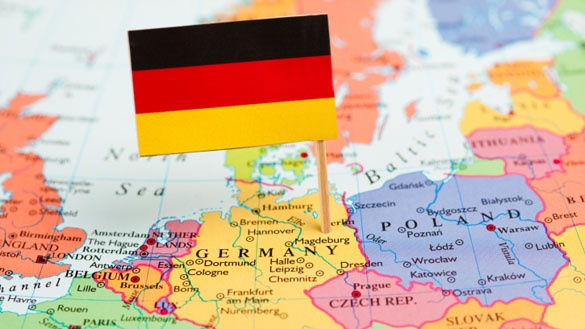 Eine Deutschlandflagge steckt in einer Landkarte