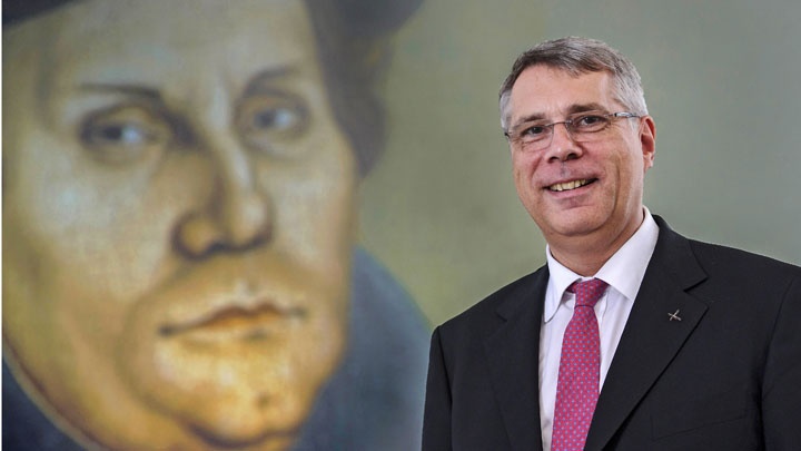 Christian Schad vor Luther-Porträt