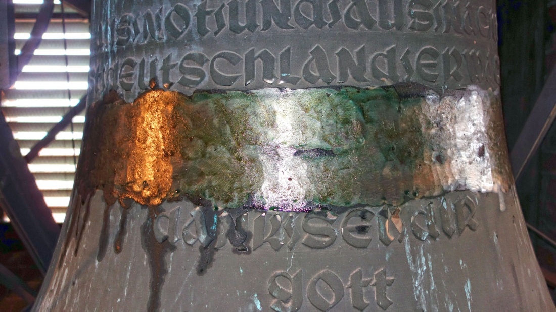 Hakenkreuz und einen Teil der NS-Inschrift auf der Kirchenglocke in Schweringen