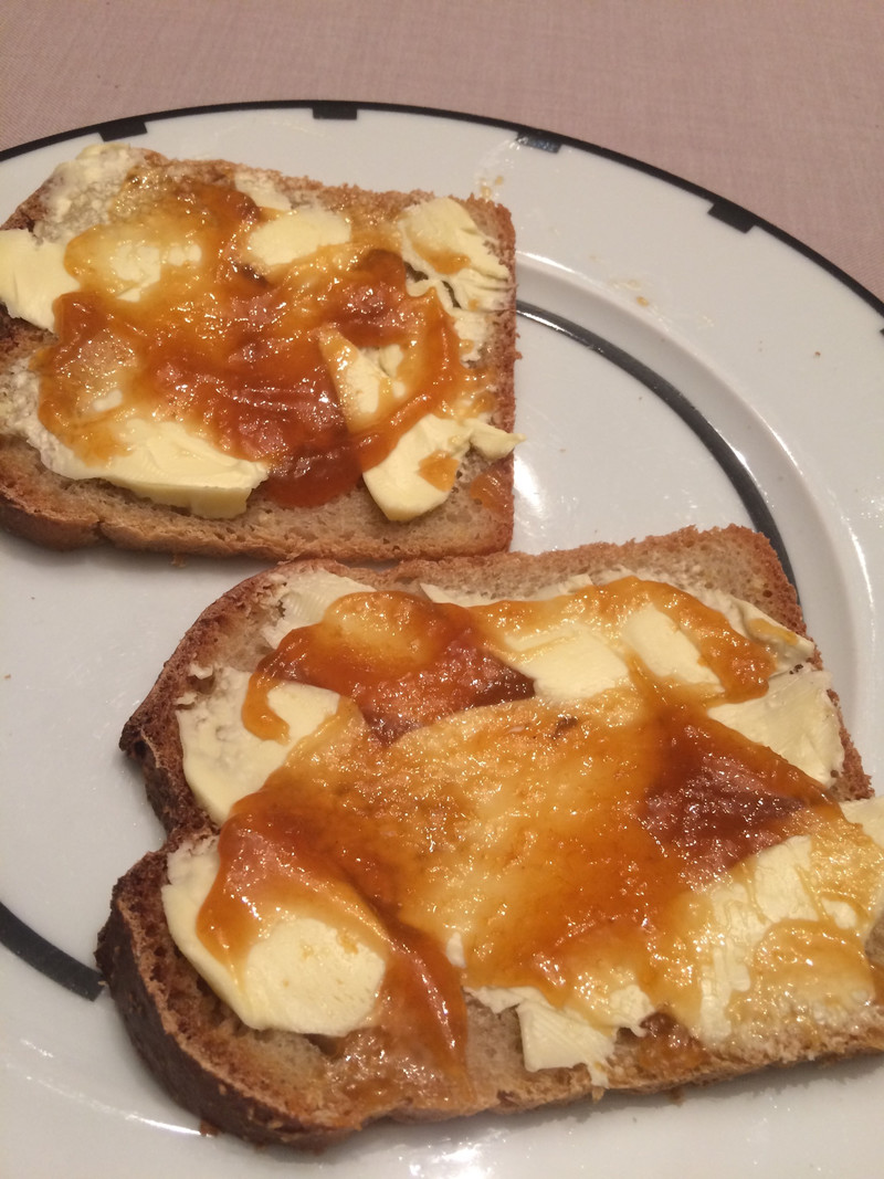 2 Brote mit Butter und Aprikosenmarmelade
