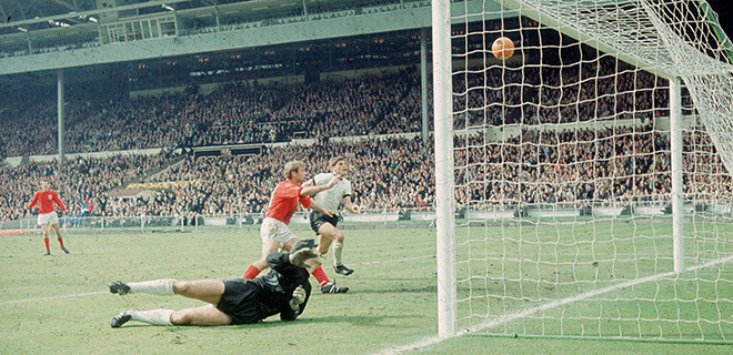 Geoff Hurst erzielt das Wembley-Tor gegen Westdeutschland im WM-Finale 1966  