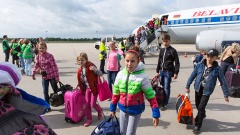 Kinder aus der weissrussischen Gomel-Region steigen am Flughafen in Hannover-Langenhagen aus dem Flieger und freuen sich auf Ferien bei ihren Gastfamilien.