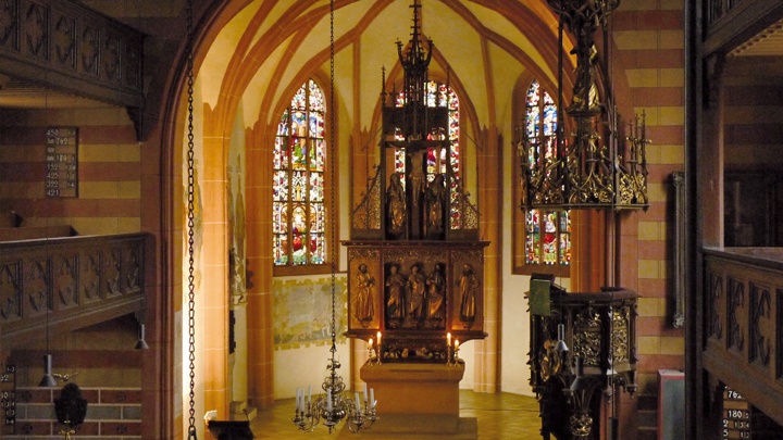 Blick von der ersten Empore in Richtung Sakristei mit Blick auf Altar, Kronleuchter und Kanzel