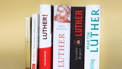 Diverse Lutherbiografien (Foto vom 10.10.16).