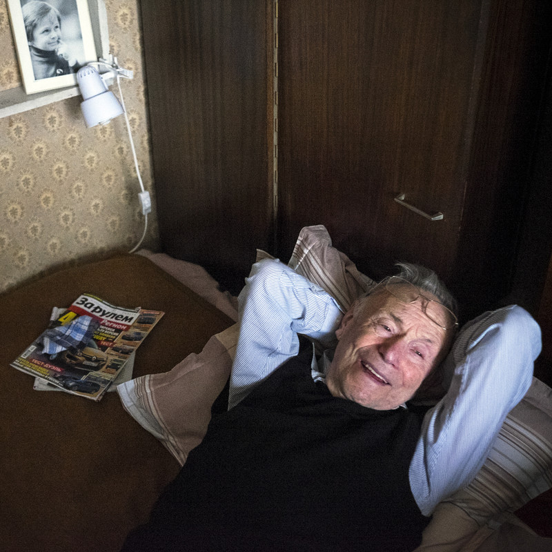Mark Tilewitsch trotz Krankheit gutgelaunt auf der Couch seiner Moskauer Wohnung