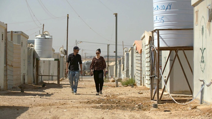 Die Autoren Naima Lukas Rögler und El Moussaoui unterwegs in Zaatari, wenige Kilometer von der syrischen Grenze.