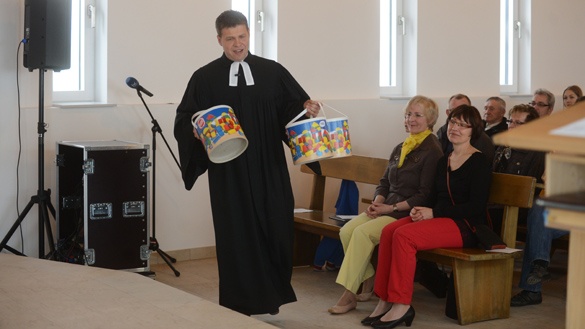 Pfarrer Stefan Bürger mit Bauklötzen 
