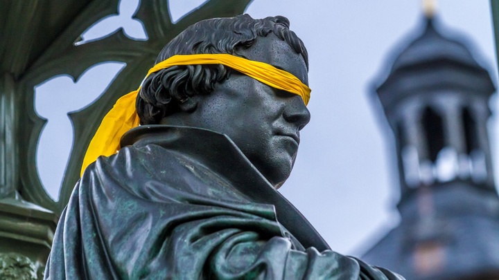 Lutherdenkmal in Wittenberg mit Augenbinde