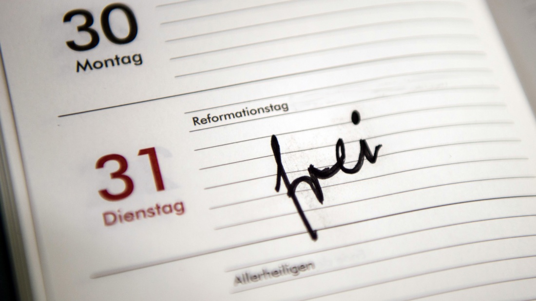 Die Arbeitgeber bestehen darauf, dass die Einführung des Reformationstages als zusätzlicher Feiertag in Norddeutschland von den Arbeitnehmern finanziert wird.