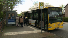 Rollatortraining in Oldenburg: Rein in den Bus, raus aus dem Bus