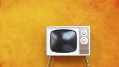Fernseher vor orangegelber Wand