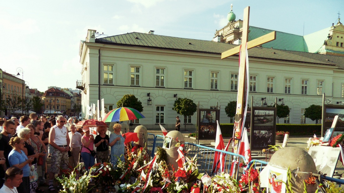 Das Kreuz vor dem Präsidentenpalast zum Gedenken an die Opfer von Smolensk 2010.