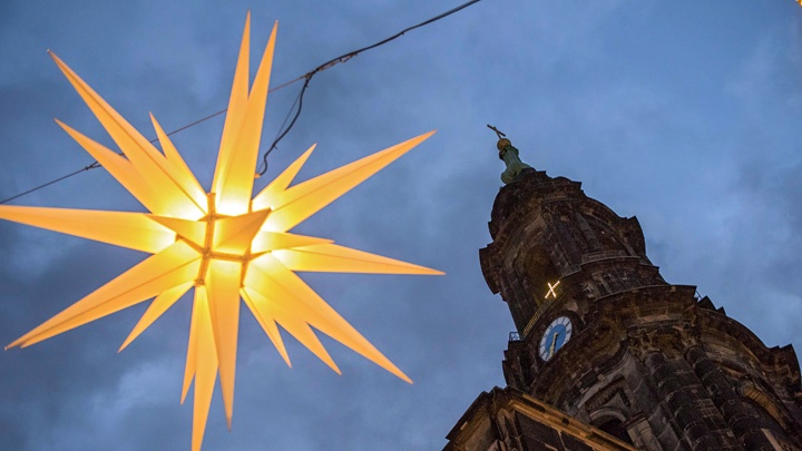 Ein Herrnhuter Stern vor der Evangelischen Kreuzkirche in Dresden am frühen Morgen des ersten Weihnachtstages 2015. 