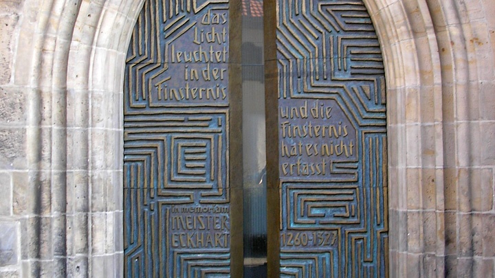 Das Meister-Eckhart-Portal an der Predigerkirche in Erfurt mit der Inschrift "das Licht leuchtet in der Finsternis - und die Finsternis hat es nicht erfasst - in memoriam Meister Eckart".