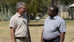 Der weiße Pfarrer ist Pastor Johannes Burgard aus Tsumeb (DELKIN) und der schwarze Pfarrer ist Pastor Lorenst Kuzatjike aus Windhoek-Katatura (ELCRN). 