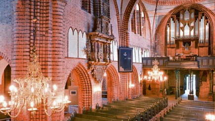 Blick in den Meldorfer Dom und auf die Marcussen-Orgel 