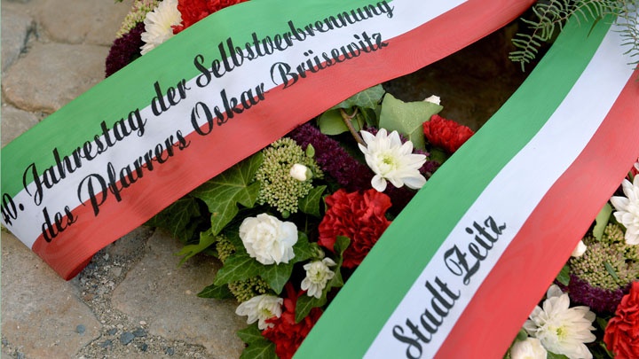Kranzniederlegung am 18.08.2016 an der Gedenkstele für den DDR-Pfarrer Oskar Bruesewitz in Zeitz.