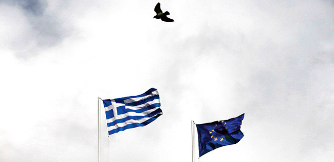 Griechische Flagge und EU-Flagge in Athen